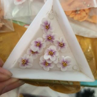 Hoa bột gắn móng tay