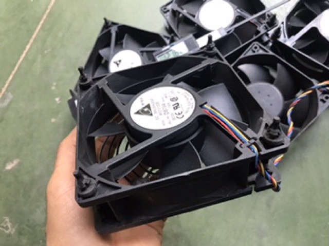 Quạt delta,nmb 12v 1.6A đến 3.0A, vuông 12cm