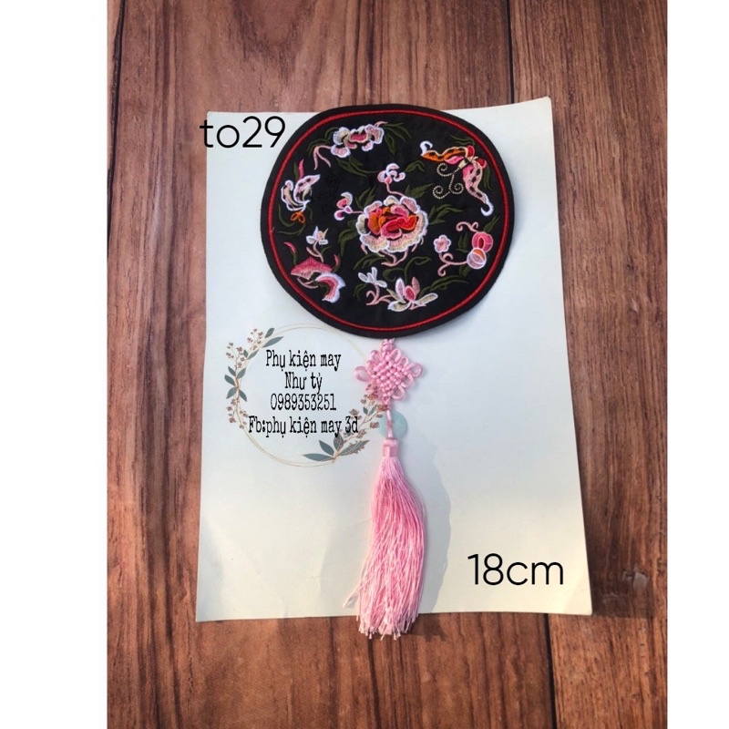 Tấm tròn thêu hình hoa kèm dây treo trang trí