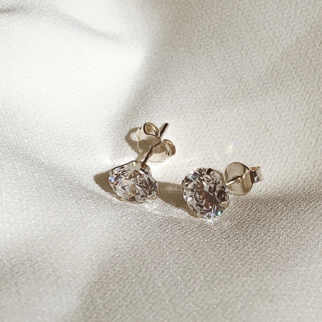 Khuyên tai nụ đá bạc Quý Tùng phù hợp cho cả nam và nữ đá sáng chiếu