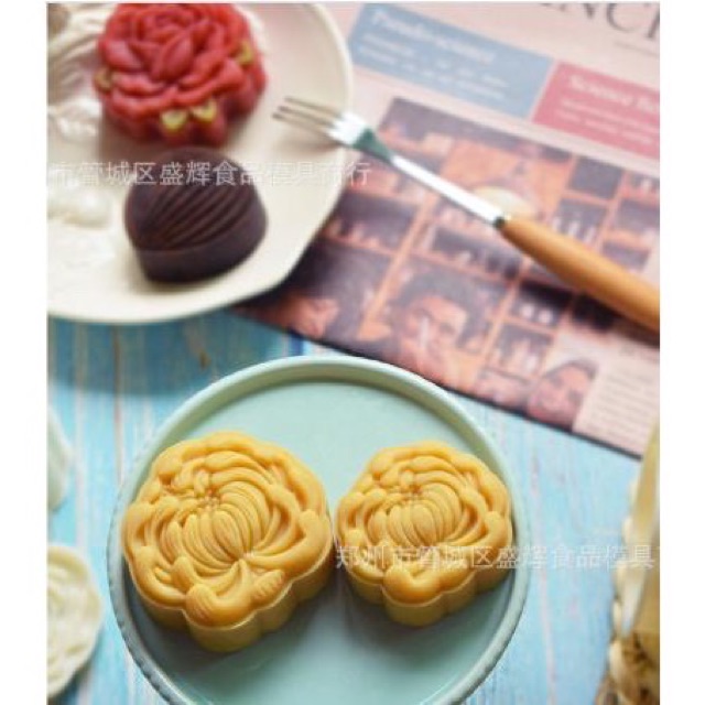 Khuôn trung thu lò xo hình hoa cúc -150g
