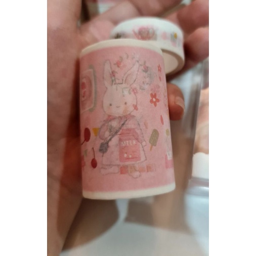 Hộp washitape 6 cuộn, có 1 cuộn khổng lồ chủ đề thỏ-mèo hồng mã Hz5801