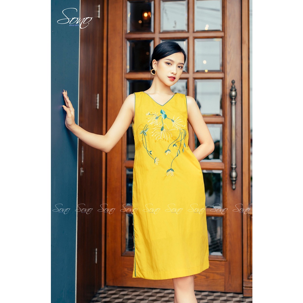 SONO - Đầm Suông Chất Liệu Linen Họa Tiết Hoa Nổi Phối Nút Cạnh Sườn Tạo Điểm Nhấn