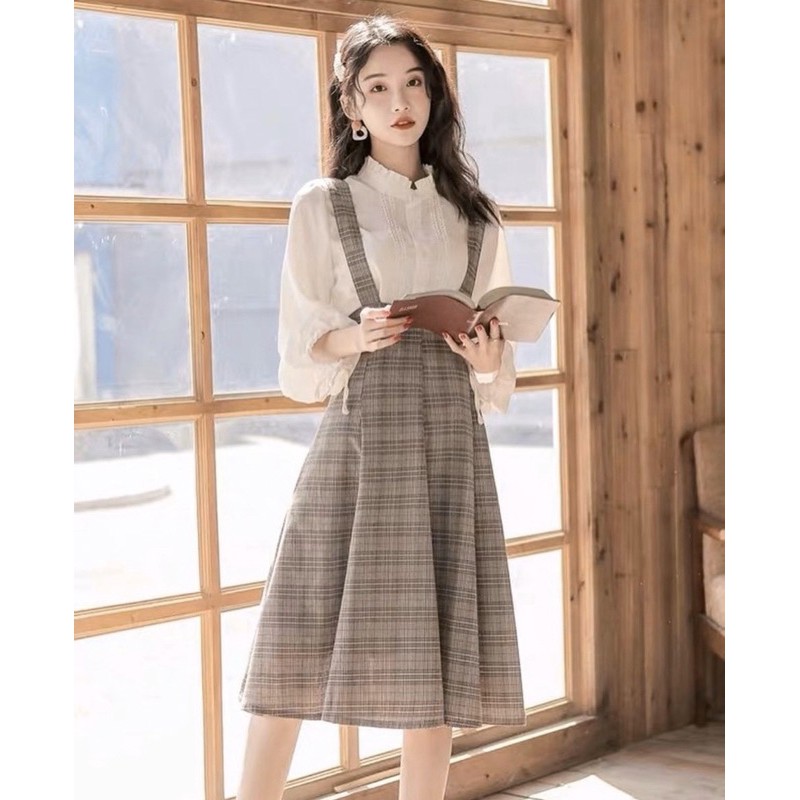Set yếm caro nâu xám đan eo sau kèm áo sơ mi trắng viền ren | BigBuy360 - bigbuy360.vn