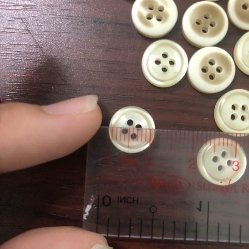 Túi 50 Nút Nhựa 4 Lỗ Kem Mặt Sau Loang Nâu 1,1F  Hàng Công Ty