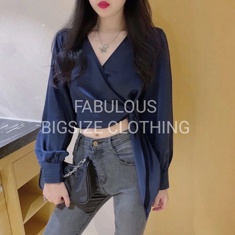 BIGSIZE Áo kiểu cổ V cách điệu chất lụa Fabulous Bigsize