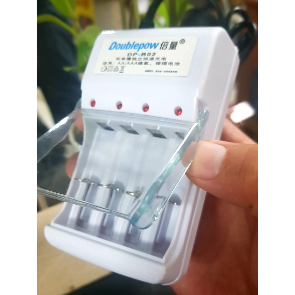 Combo Sạc Pin tiểu AA, AA Doublepow + 4 Pin sạc AA - SẢN PHẨM CHÍNH HÃNG