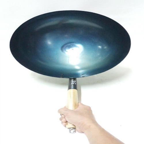 CHẢO THÉP 1 TAY CẦM CÁN GỖ ĐÃ TÔI ĐEN SẴN.