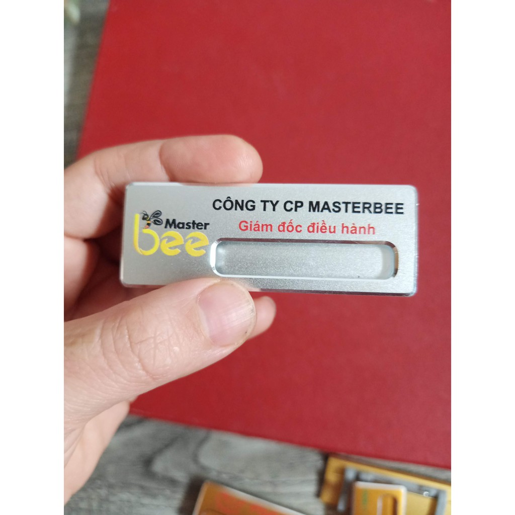 Thẻ thay tên cài áo in UV bền đẹp