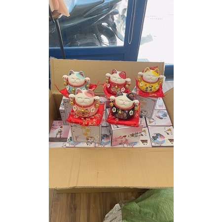 Mèo thần tài Maneki Neko. Gồm hộp + vải lót đỏ như hình.