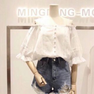 Áo trễ vai ren phối nút bọc