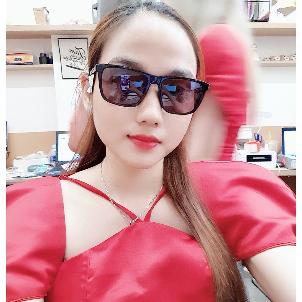 Kính mát chính hãng Police SPLE05 0700 (57-17-145) màu sắc thời trang, thiết kế dễ đeo bảo vệ mắt