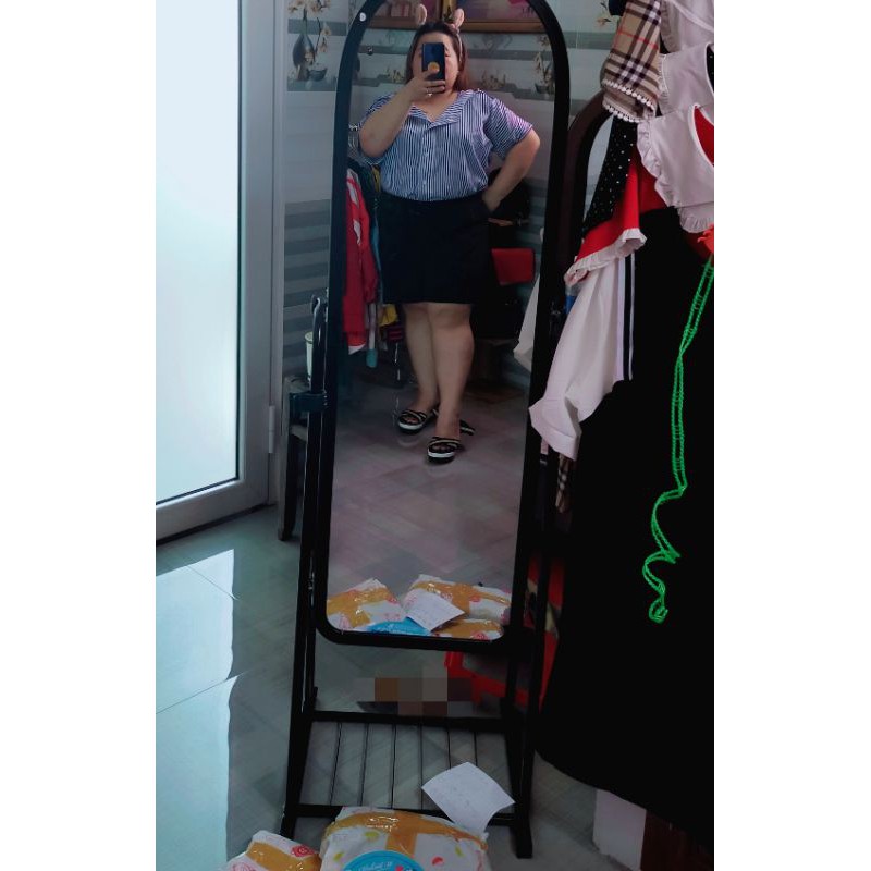 Áo sơmi sọc xanh trễ vai