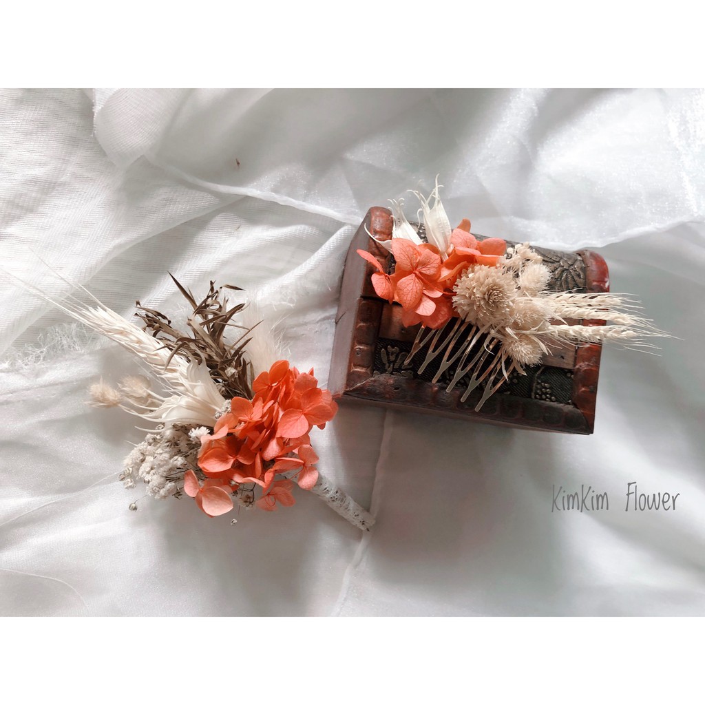 Hoa khô cài áo chú rể