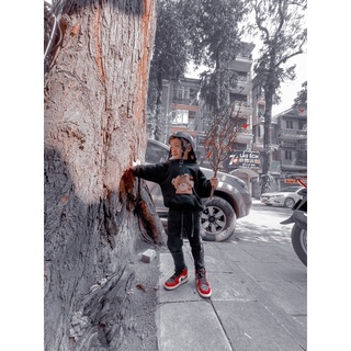 Giày Jordan trẻ em màu đỏ đen