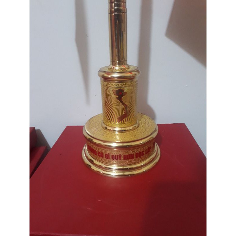 Cột cờ băng đồng đê bàn