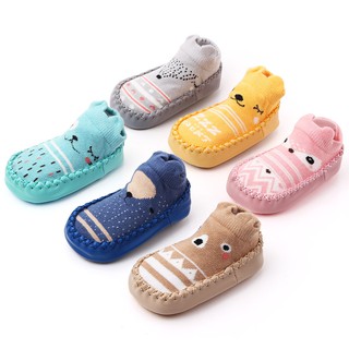 Set 2 đôi giày/ vớ tập đi cho bé có đế chống trượt