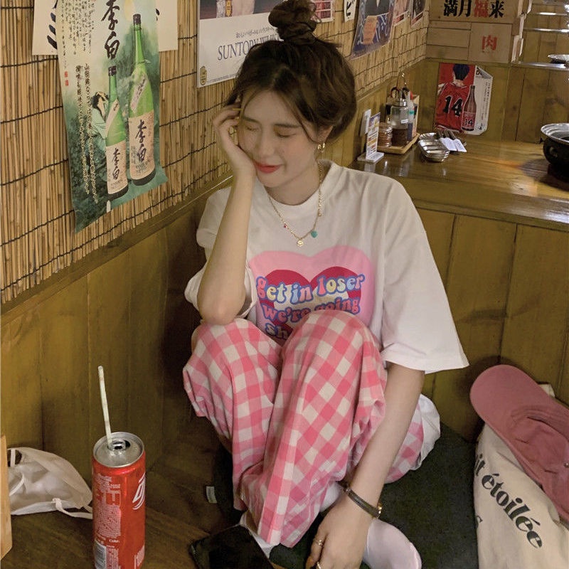 Set đồ COZOKC gồm áo thun dáng rộng in họa tiết và quần sọc caro thời trang