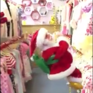 Ông già Noel leo dây