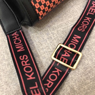 Túi Michael Kors dây bảng lớn