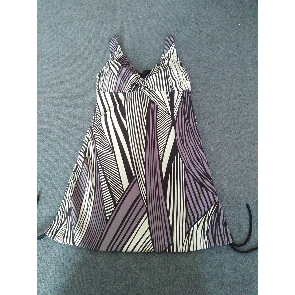 Váy đi biển rất xinh. Xẻ V ngực. Hàng chuẩn made in Korea. Sz XL. V1 100 đổ lại mặc đẹp. Mới > 98%. Giá 140K.