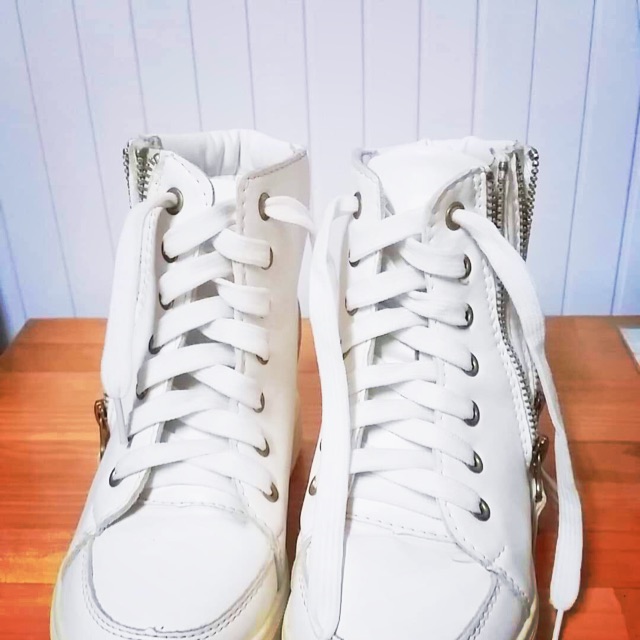 GIÀY SNEAKER NỮ MÀU TRẮNG SIZE 35 CAO ĐẾ CAO CỔ CÓ DÂY KÉO TRANG TRÍ ĐÃ SỬ DỤNG CẤT KĨ ĐẾ 10cm, chiều cao 15cm, dài 20cm