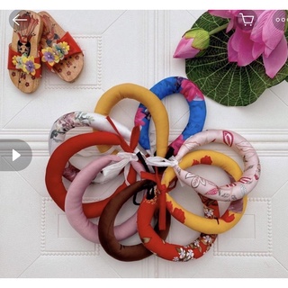 Mấn đội đầu cho bé chụp ảnh sen