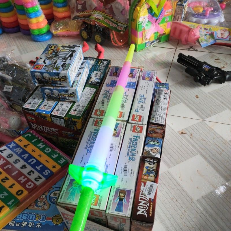 Kiếm thụt phát sáng đồ chơi