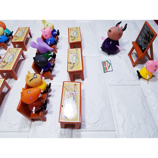 Bộ nhân vật 25 bạn Peppa Pig + 6 bàn + 6 ghế + 1 bảng và 1 túi hồng đeo
