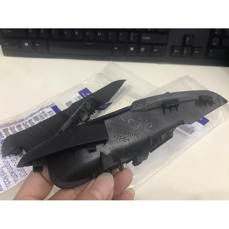 Ốp góc chân kính chắn gió Grand I10