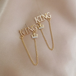 Khuyên tai hình chữ KING phối tua rua phong cách Hàn Quốc