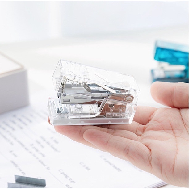 Hộp bấm kim loại mini 12 trang Deli Clear Case Bao gồm 1 hộp 24/6 kim bấm Tối giản Xanh lam / Xanh lá cây / Hồng / Trắng