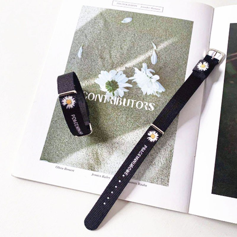 Vòng tay mặt hoa cúc nhỏ thiết kế dễ thương thời trang cho nữ | BigBuy360 - bigbuy360.vn