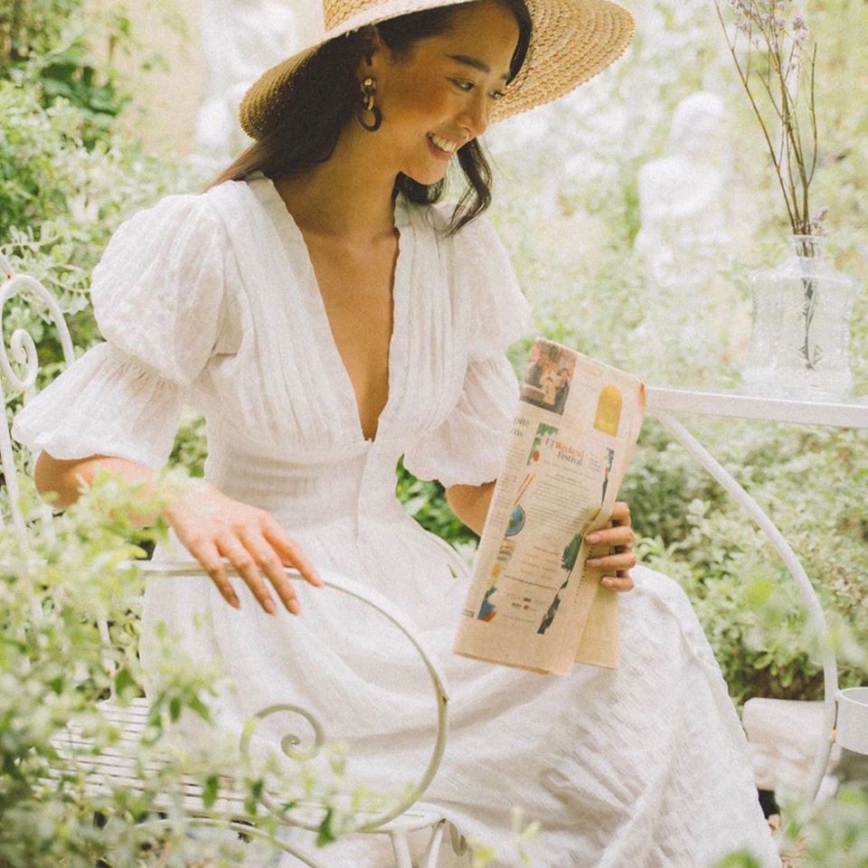 Đầm xốp trắng cổ V nút bọc