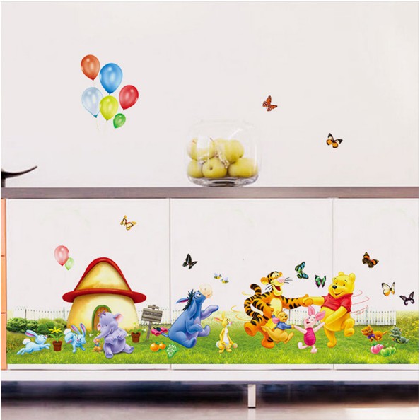 Decal trang trí Gấu POOH vui chơi cùng các Bạn
