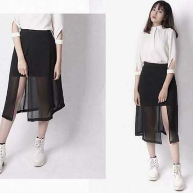 Váy xẻ tà màu đen phối voan