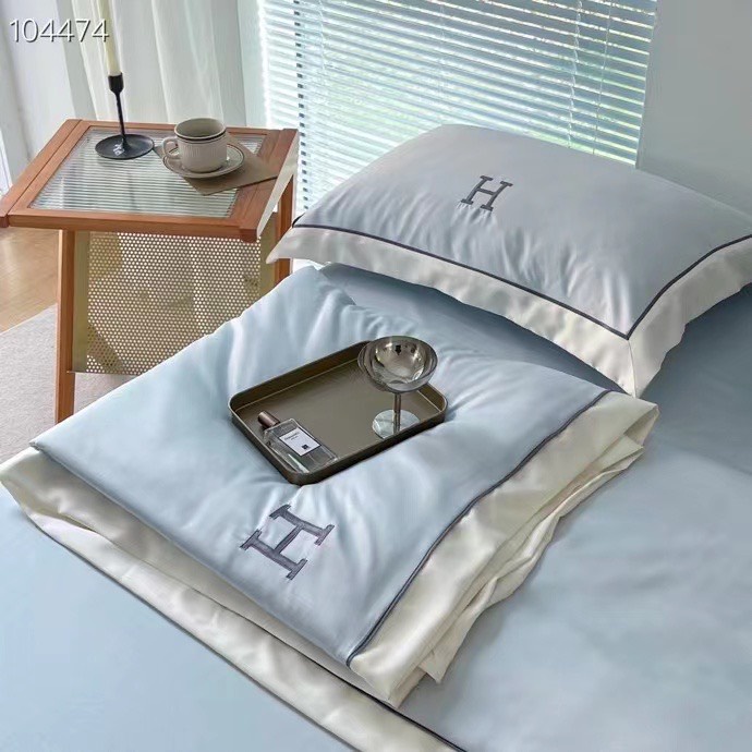 Bộ chăn hè ga gối phi lụa lạnh thêu chữ H Dreamhome
