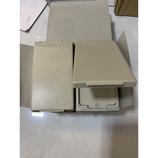 Mặt vuông có nắp che mưa Panasonic
