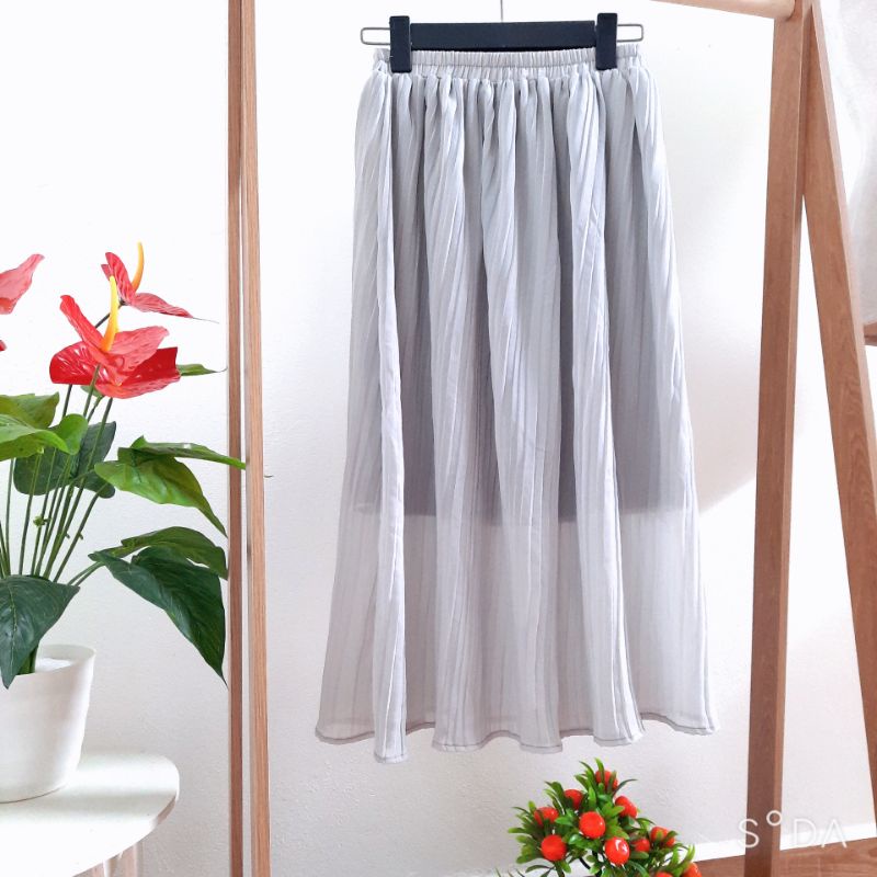 Chân váy midi dập ly dáng dài.