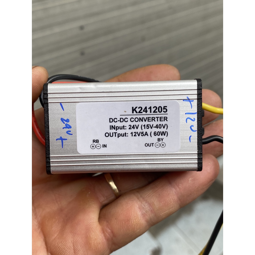 Mạch chuyển dổi điện áp 24V xuống 12V lắp camera lùi trên oto xe tải , xe buýt