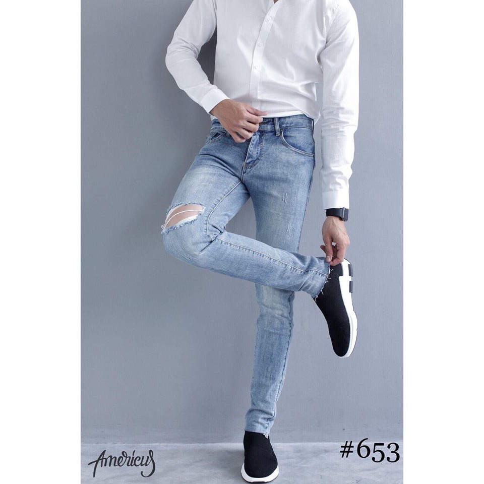 Quần jeans xanh nhạt rách gối