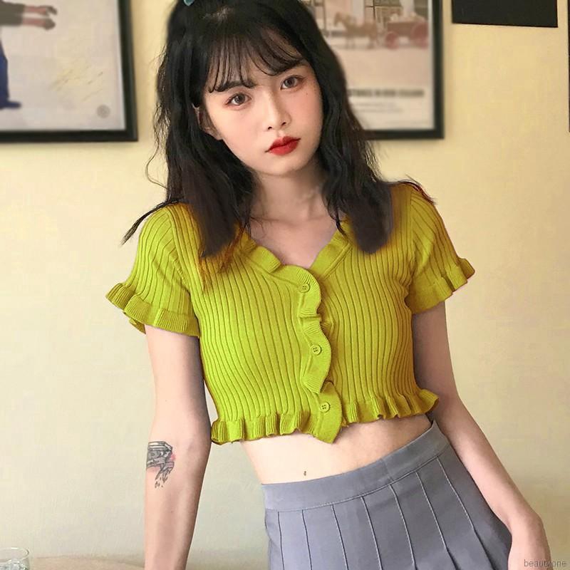 [Mã FAMAYWA giảm 10K đơn 50K] Áo Croptop dệt kim tay ngắn phối nút thiết kế cổ chữ V nữ tính | BigBuy360 - bigbuy360.vn