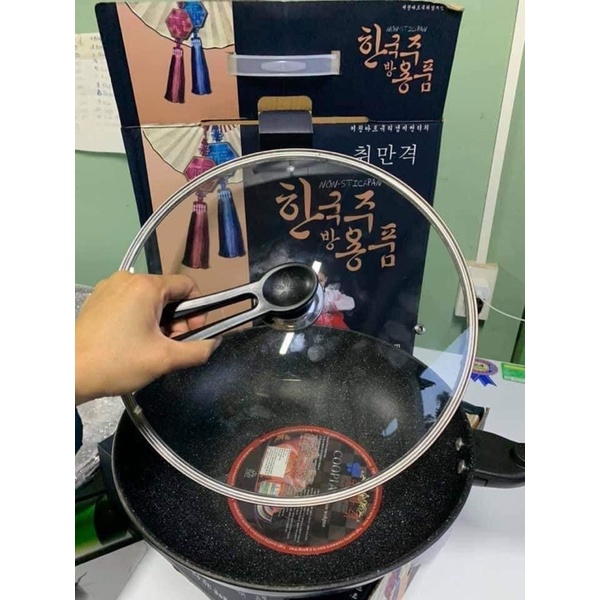 CHẢO HÀN QUỐC CÓ NẮP VÀ MUỖNG GỖ LÒNG SÂU 9cm sz 32cm