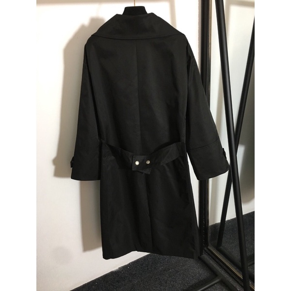 Áo măng tô dáng dài Dior logo thêu con ong nhỏ ngực áo lớn áo khoác gió dài tay rộng rãi bên trong lót in logo hoa văn. | BigBuy360 - bigbuy360.vn