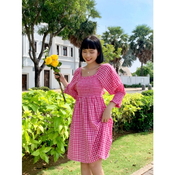 Đầm mocking trễ vai form suông rộng cột nơ sau thời trang GAGO hoạ tiết caro nhí hồng GG3834