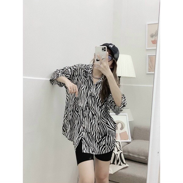 set xinh áo họa tiết rằn sơ mi quần ngố đùi đen ôm