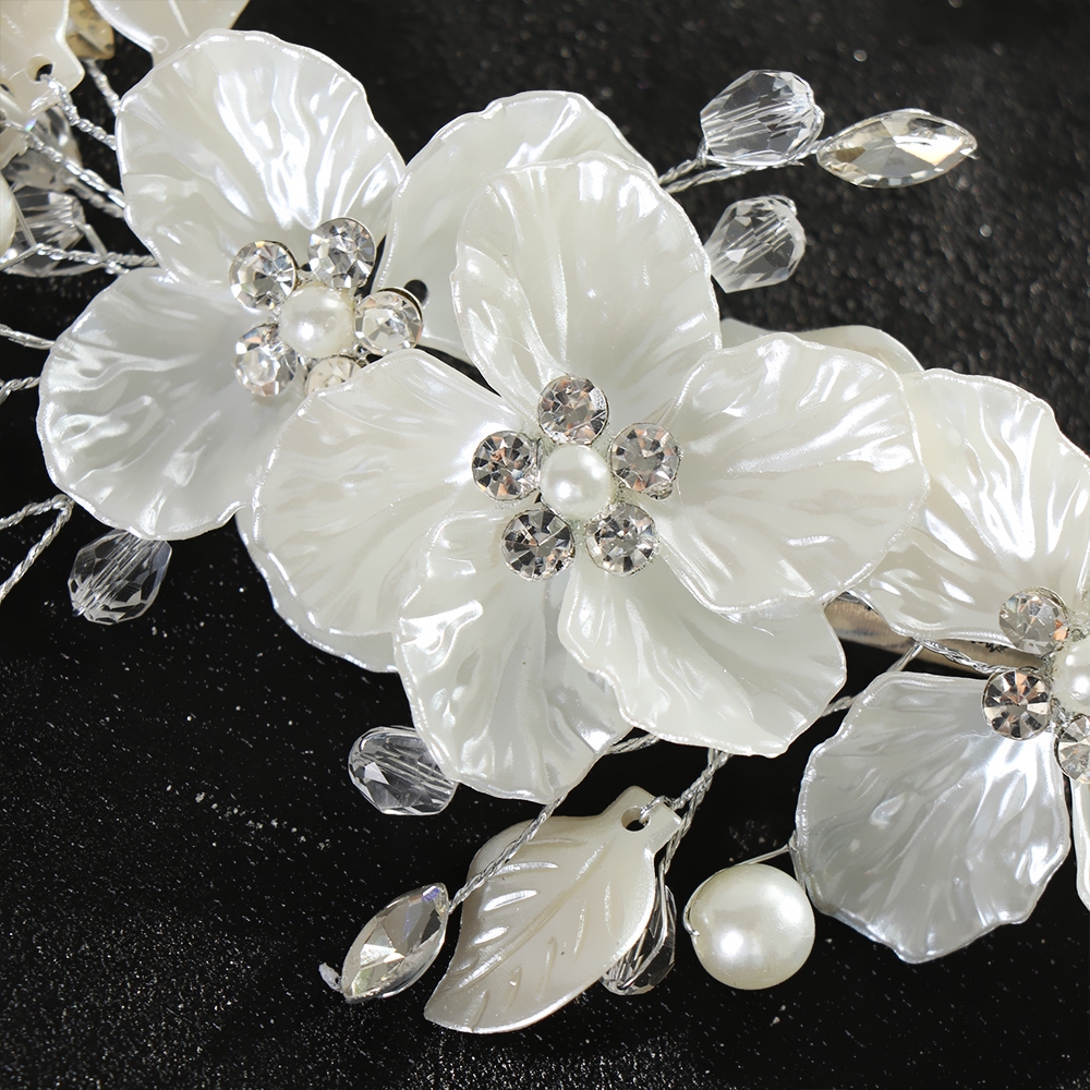 Kẹp tóc hình hoa xinh đẹp cho cô dâu