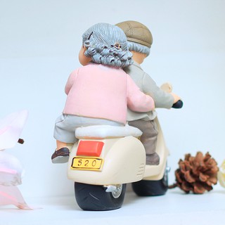 Tượng Ông Bà đèo xe máy