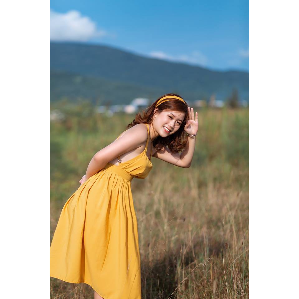 Đầm Maxi Dáng Xòe Vàng Hở Lưng Siêu Xinh | BigBuy360 - bigbuy360.vn