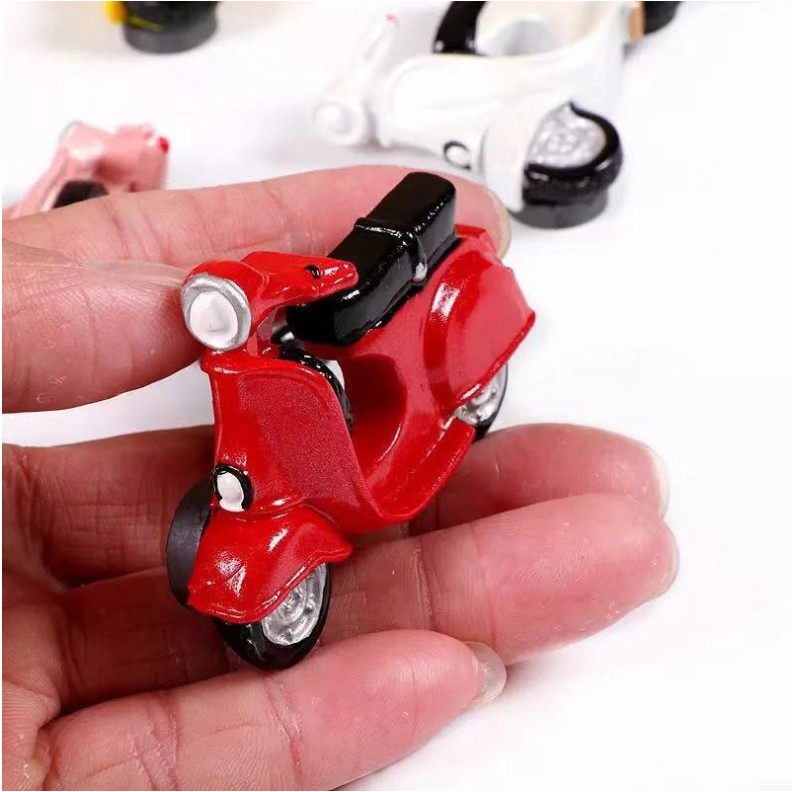 Charm hình xe vespa (có sẵn nam châm) cho các bạn trang trí tủ lạnh, thiệp, DIY